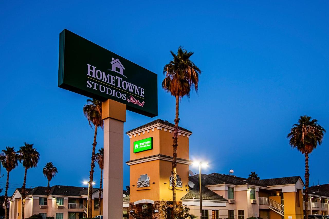 Hometowne Studios By Red Roof Phoenix - Black Canyon Highway Exterior photo