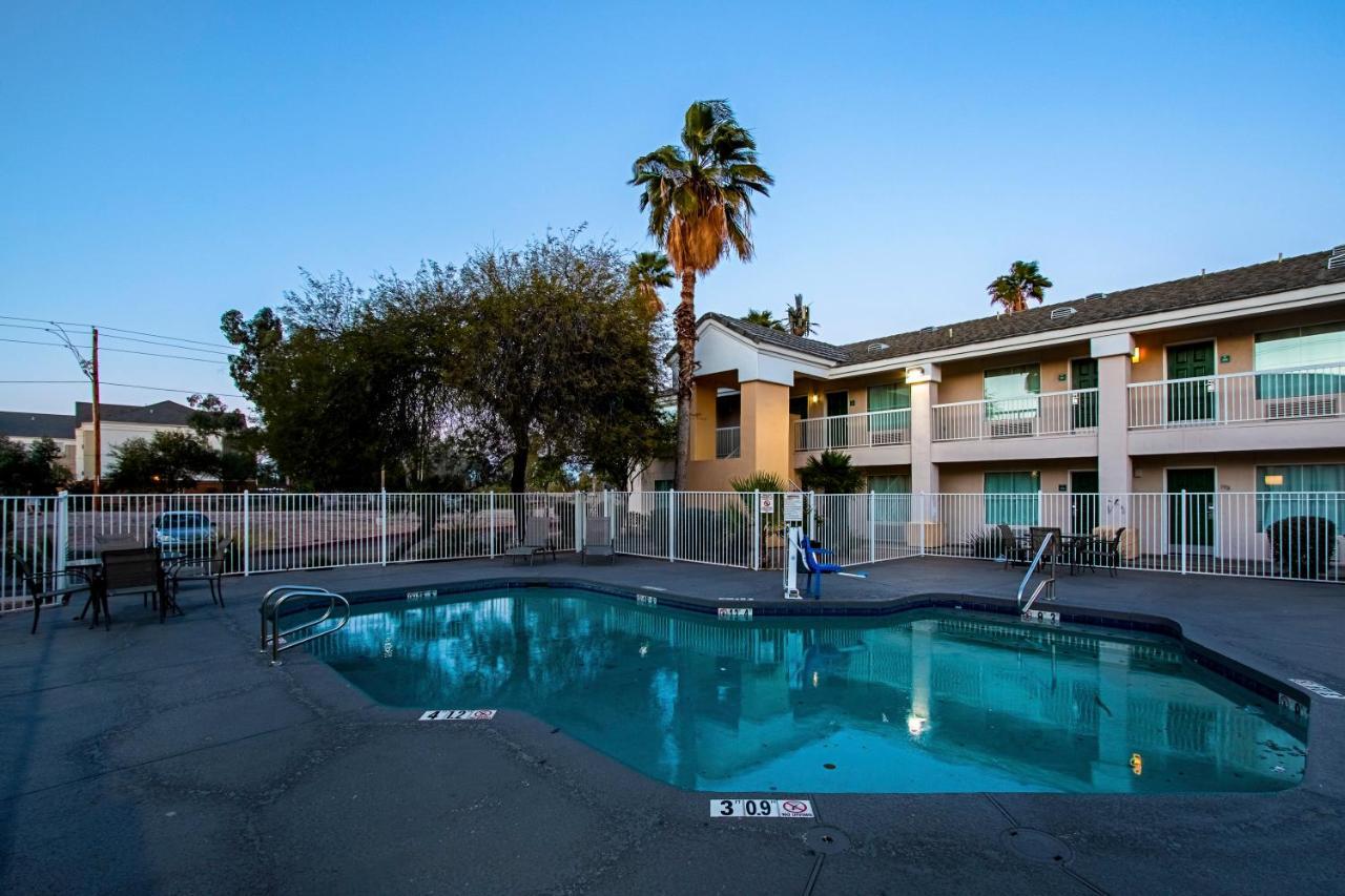 Hometowne Studios By Red Roof Phoenix - Black Canyon Highway Exterior photo